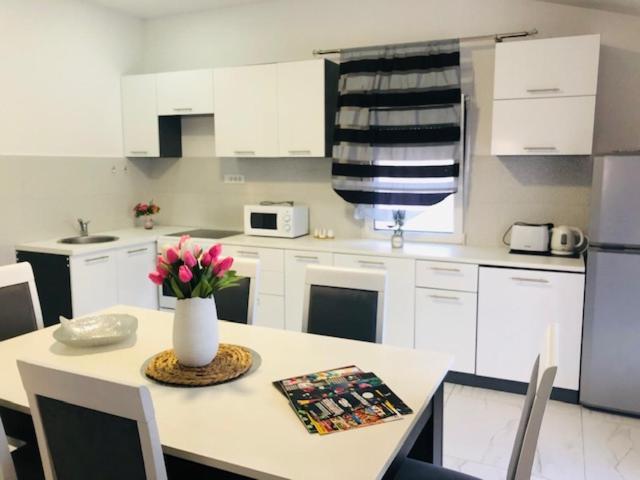 Apartman Mona Ποντγορίτσα Εξωτερικό φωτογραφία